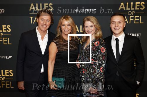 Amsterdam 1 november 2021
Premiere alles op tafel in het deLamar theater.
Linda de Mol met bpartner Jeroen Rietbergen en kinderen Noa Vahle en Julian Vahle