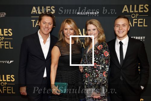 Amsterdam 1 november 2021
Premiere alles op tafel in het deLamar theater.
Linda de Mol met bpartner Jeroen Rietbergen en kinderen Noa Vahle en Julian Vahle