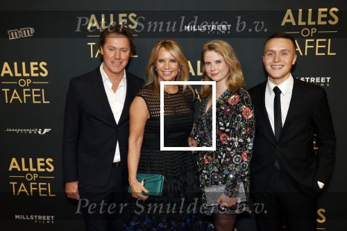 Amsterdam 1 november 2021
Premiere alles op tafel in het deLamar theater.
Linda de Mol met bpartner Jeroen Rietbergen en kinderen Noa Vahle en Julian Vahle