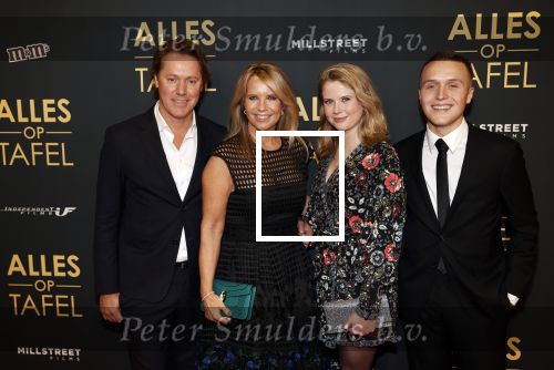 Amsterdam 1 november 2021
Premiere alles op tafel in het deLamar theater.
Linda de Mol met bpartner Jeroen Rietbergen en kinderen Noa Vahle en Julian Vahle