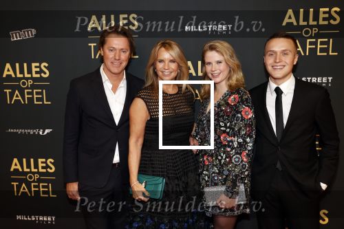 Amsterdam 1 november 2021
Premiere alles op tafel in het deLamar theater.
Linda de Mol met bpartner Jeroen Rietbergen en kinderen Noa Vahle en Julian Vahle