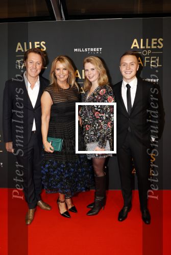 Amsterdam 1 november 2021
Premiere alles op tafel in het deLamar theater.
Linda de Mol met bpartner Jeroen Rietbergen en kinderen Noa Vahle en Julian Vahle