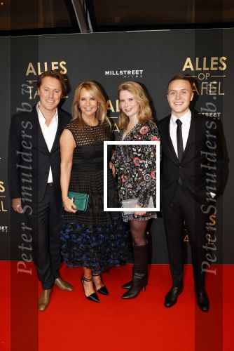 Amsterdam 1 november 2021
Premiere alles op tafel in het deLamar theater.
Linda de Mol met bpartner Jeroen Rietbergen en kinderen Noa Vahle en Julian Vahle