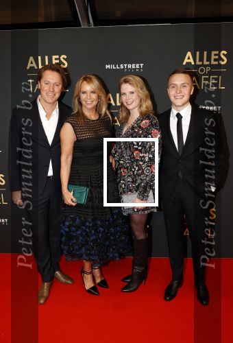 Amsterdam 1 november 2021
Premiere alles op tafel in het deLamar theater.
Linda de Mol met bpartner Jeroen Rietbergen en kinderen Noa Vahle en Julian Vahle