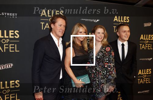 Amsterdam 1 november 2021
Premiere alles op tafel in het deLamar theater.
Linda de Mol met bpartner Jeroen Rietbergen en kinderen Noa Vahle en Julian Vahle