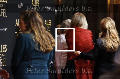 Amsterdam 1 november 2021
Premiere alles op tafel in het deLamar theater.
Linda de Mol op de rode loper . koud