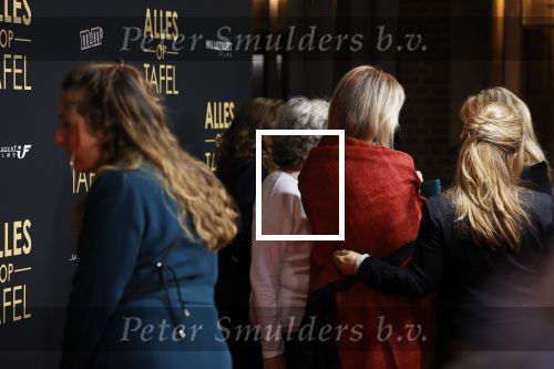 Amsterdam 1 november 2021
Premiere alles op tafel in het deLamar theater.
Linda de Mol op de rode loper . koud