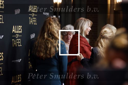 Amsterdam 1 november 2021
Premiere alles op tafel in het deLamar theater.
Linda de Mol op de rode loper . koud