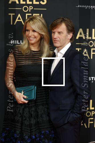 Amsterdam 1 november 2021
Premiere alles op tafel in het deLamar theater.
Linda de Mol en Peter paul Muller