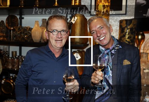 Noordwijk 28 oktober 2021
Boekrpresentatie van Erica Meiland in de winkel van Montana. Aanwezig Martien Meiland Maxime Meiland met claire en Vive. Ook Montana en haar vriend Dirk Hoogstraten zijn er natuurlijk. Erica geeft het boek dat geschreven is door Jan Dijkgraaf aan haar 92 jarige moeder. Martien met zijn broer  Jaap