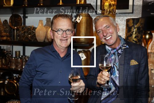 Noordwijk 28 oktober 2021
Boekrpresentatie van Erica Meiland in de winkel van Montana. Aanwezig Martien Meiland Maxime Meiland met claire en Vive. Ook Montana en haar vriend Dirk Hoogstraten zijn er natuurlijk. Erica geeft het boek dat geschreven is door Jan Dijkgraaf aan haar 92 jarige moeder. Martien met zijn broer  Jaap
