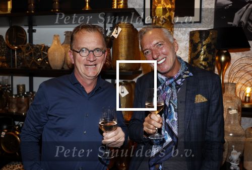 Noordwijk 28 oktober 2021
Boekrpresentatie van Erica Meiland in de winkel van Montana. Aanwezig Martien Meiland Maxime Meiland met claire en Vive. Ook Montana en haar vriend Dirk Hoogstraten zijn er natuurlijk. Erica geeft het boek dat geschreven is door Jan Dijkgraaf aan haar 92 jarige moeder. Martien met zijn broer  Jaap