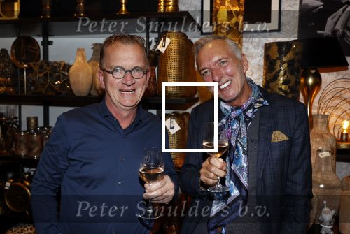 Noordwijk 28 oktober 2021
Boekrpresentatie van Erica Meiland in de winkel van Montana. Aanwezig Martien Meiland Maxime Meiland met claire en Vive. Ook Montana en haar vriend Dirk Hoogstraten zijn er natuurlijk. Erica geeft het boek dat geschreven is door Jan Dijkgraaf aan haar 92 jarige moeder. Martien met zijn broer  Jaap