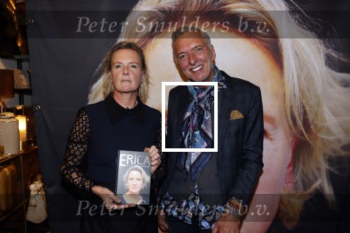 Noordwijk 28 oktober 2021
Boekrpresentatie van Erica Meiland in de winkel van Montana. Aanwezig Martien Meiland Maxime Meiland met claire en Vive. Ook Montana en haar vriend Dirk Hoogstraten zijn er natuurlijk. Erica geeft het boek dat geschreven is door Jan Dijkgraaf aan haar 92 jarige moeder.
