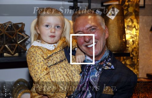 Noordwijk 28 oktober 2021
Boekrpresentatie van Erica Meiland in de winkel van Montana. Aanwezig Martien Meiland Maxime Meiland met claire en Vive. Ook Montana en haar vriend Dirk Hoogstraten zijn er natuurlijk. Erica geeft het boek dat geschreven is door Jan Dijkgraaf aan haar 92 jarige moeder. Timon Moll