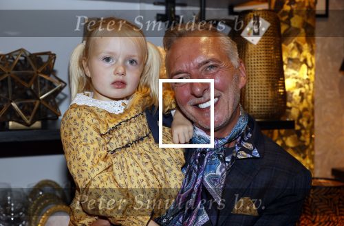 Noordwijk 28 oktober 2021
Boekrpresentatie van Erica Meiland in de winkel van Montana. Aanwezig Martien Meiland Maxime Meiland met claire en Vive. Ook Montana en haar vriend Dirk Hoogstraten zijn er natuurlijk. Erica geeft het boek dat geschreven is door Jan Dijkgraaf aan haar 92 jarige moeder. Timon Moll