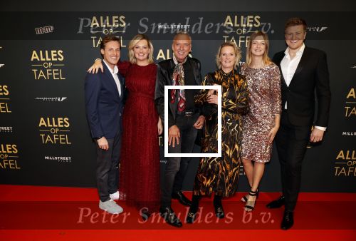 Amsterdam 1 november 2021
Premiere alles op tafel in het deLamar theater.
Familie Meiland Martien Meiland Erica meiland Maxime Meiland met partner Leroy en Montana Meiland met partner Dirk