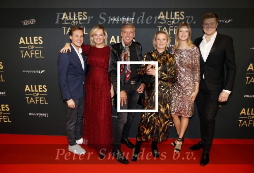 Amsterdam 1 november 2021
Premiere alles op tafel in het deLamar theater.
Familie Meiland Martien Meiland Erica meiland Maxime Meiland met partner Leroy en Montana Meiland met partner Dirk
