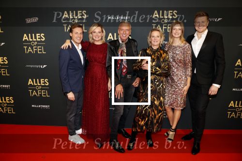 Amsterdam 1 november 2021
Premiere alles op tafel in het deLamar theater.
Familie Meiland Martien Meiland Erica meiland Maxime Meiland met partner Leroy en Montana Meiland met partner Dirk