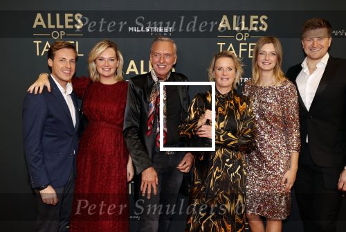 Amsterdam 1 november 2021
Premiere alles op tafel in het deLamar theater.
Familie Meiland Martien Meiland Erica meiland Maxime Meiland met partner Leroy en Montana Meiland met partner Dirk