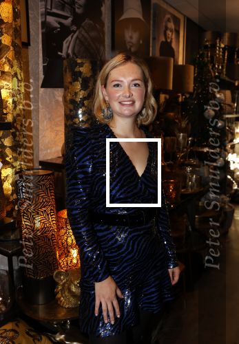 Noordwijk 28 oktober 2021
Boekrpresentatie van Erica Meiland in de winkel van Montana. Aanwezig Martien Meiland Maxime Meiland met claire en Vive. Ook Montana en haar vriend Dirk Hoogstraten zijn er natuurlijk. Erica geeft het boek dat geschreven is door Jan Dijkgraaf aan haar 92 jarige moeder. Timon Moll