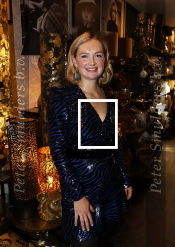 Noordwijk 28 oktober 2021
Boekrpresentatie van Erica Meiland in de winkel van Montana. Aanwezig Martien Meiland Maxime Meiland met claire en Vive. Ook Montana en haar vriend Dirk Hoogstraten zijn er natuurlijk. Erica geeft het boek dat geschreven is door Jan Dijkgraaf aan haar 92 jarige moeder.