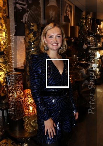 Noordwijk 28 oktober 2021
Boekrpresentatie van Erica Meiland in de winkel van Montana. Aanwezig Martien Meiland Maxime Meiland met claire en Vive. Ook Montana en haar vriend Dirk Hoogstraten zijn er natuurlijk. Erica geeft het boek dat geschreven is door Jan Dijkgraaf aan haar 92 jarige moeder.