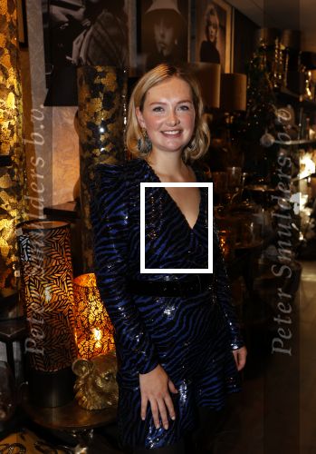 Noordwijk 28 oktober 2021
Boekrpresentatie van Erica Meiland in de winkel van Montana. Aanwezig Martien Meiland Maxime Meiland met claire en Vive. Ook Montana en haar vriend Dirk Hoogstraten zijn er natuurlijk. Erica geeft het boek dat geschreven is door Jan Dijkgraaf aan haar 92 jarige moeder. Timon Moll