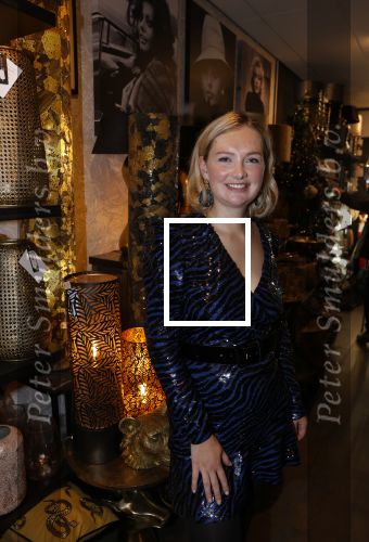 Noordwijk 28 oktober 2021
Boekrpresentatie van Erica Meiland in de winkel van Montana. Aanwezig Martien Meiland Maxime Meiland met claire en Vive. Ook Montana en haar vriend Dirk Hoogstraten zijn er natuurlijk. Erica geeft het boek dat geschreven is door Jan Dijkgraaf aan haar 92 jarige moeder. Timon Moll