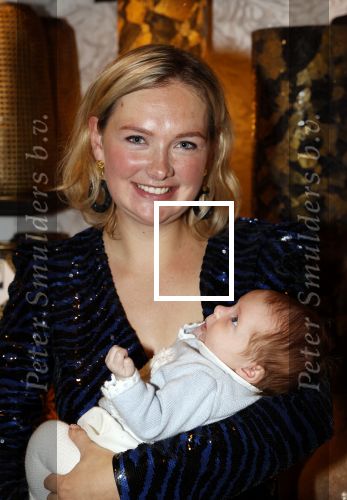 Noordwijk 28 oktober 2021
Boekrpresentatie van Erica Meiland in de winkel van Montana. Aanwezig Martien Meiland Maxime Meiland met claire en Vive. Ook Montana en haar vriend Dirk Hoogstraten zijn er natuurlijk. Erica geeft het boek dat geschreven is door Jan Dijkgraaf aan haar 92 jarige moeder.