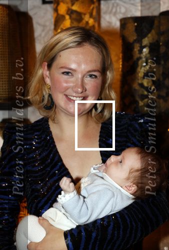 Noordwijk 28 oktober 2021
Boekrpresentatie van Erica Meiland in de winkel van Montana. Aanwezig Martien Meiland Maxime Meiland met claire en Vive. Ook Montana en haar vriend Dirk Hoogstraten zijn er natuurlijk. Erica geeft het boek dat geschreven is door Jan Dijkgraaf aan haar 92 jarige moeder.