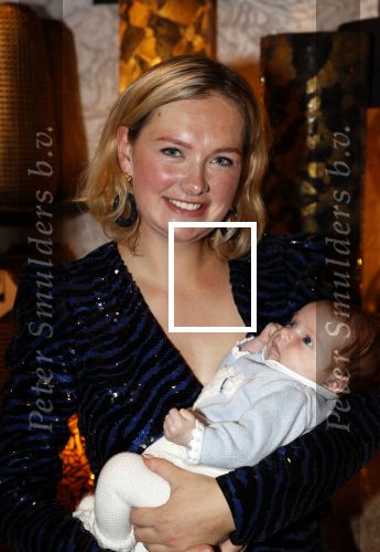 Noordwijk 28 oktober 2021
Boekrpresentatie van Erica Meiland in de winkel van Montana. Aanwezig Martien Meiland Maxime Meiland met claire en Vive. Ook Montana en haar vriend Dirk Hoogstraten zijn er natuurlijk. Erica geeft het boek dat geschreven is door Jan Dijkgraaf aan haar 92 jarige moeder. Timon Moll
