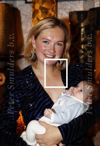 Noordwijk 28 oktober 2021
Boekrpresentatie van Erica Meiland in de winkel van Montana. Aanwezig Martien Meiland Maxime Meiland met claire en Vive. Ook Montana en haar vriend Dirk Hoogstraten zijn er natuurlijk. Erica geeft het boek dat geschreven is door Jan Dijkgraaf aan haar 92 jarige moeder. Timon Moll