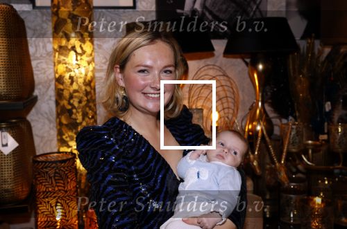 Noordwijk 28 oktober 2021
Boekrpresentatie van Erica Meiland in de winkel van Montana. Aanwezig Martien Meiland Maxime Meiland met claire en Vive. Ook Montana en haar vriend Dirk Hoogstraten zijn er natuurlijk. Erica geeft het boek dat geschreven is door Jan Dijkgraaf aan haar 92 jarige moeder. Timon Moll