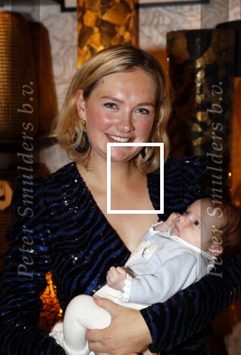 Noordwijk 28 oktober 2021
Boekrpresentatie van Erica Meiland in de winkel van Montana. Aanwezig Martien Meiland Maxime Meiland met claire en Vive. Ook Montana en haar vriend Dirk Hoogstraten zijn er natuurlijk. Erica geeft het boek dat geschreven is door Jan Dijkgraaf aan haar 92 jarige moeder. Timon Moll