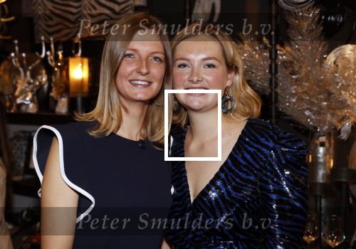 Noordwijk 28 oktober 2021
Boekrpresentatie van Erica Meiland in de winkel van Montana. Aanwezig Martien Meiland Maxime Meiland met claire en Vive. Ook Montana en haar vriend Dirk Hoogstraten zijn er natuurlijk. Erica geeft het boek dat geschreven is door Jan Dijkgraaf aan haar 92 jarige moeder. Timon Moll