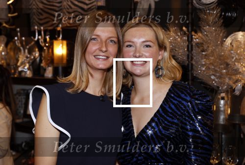 Noordwijk 28 oktober 2021
Boekrpresentatie van Erica Meiland in de winkel van Montana. Aanwezig Martien Meiland Maxime Meiland met claire en Vive. Ook Montana en haar vriend Dirk Hoogstraten zijn er natuurlijk. Erica geeft het boek dat geschreven is door Jan Dijkgraaf aan haar 92 jarige moeder. Timon Moll