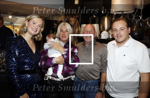 Noordwijk 28 oktober 2021
Boekrpresentatie van Erica Meiland in de winkel van Montana. Aanwezig Martien Meiland Maxime Meiland met claire en Vive. Ook Montana en haar vriend Dirk Hoogstraten zijn er natuurlijk. Erica geeft het boek dat geschreven is door Jan Dijkgraaf aan haar 92 jarige moeder. Maxime met haar schoonouders