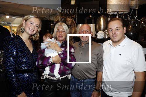 Noordwijk 28 oktober 2021
Boekrpresentatie van Erica Meiland in de winkel van Montana. Aanwezig Martien Meiland Maxime Meiland met claire en Vive. Ook Montana en haar vriend Dirk Hoogstraten zijn er natuurlijk. Erica geeft het boek dat geschreven is door Jan Dijkgraaf aan haar 92 jarige moeder. Maxime met haar schoonouders