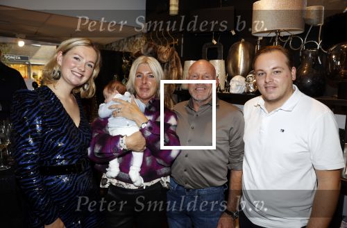 Noordwijk 28 oktober 2021
Boekrpresentatie van Erica Meiland in de winkel van Montana. Aanwezig Martien Meiland Maxime Meiland met claire en Vive. Ook Montana en haar vriend Dirk Hoogstraten zijn er natuurlijk. Erica geeft het boek dat geschreven is door Jan Dijkgraaf aan haar 92 jarige moeder. Maxime met haar schoonouders