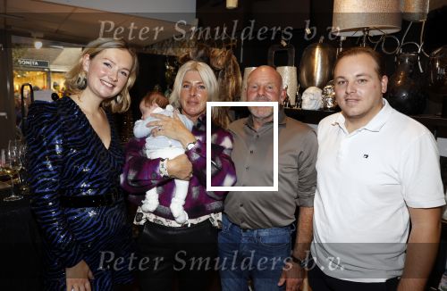 Noordwijk 28 oktober 2021
Boekrpresentatie van Erica Meiland in de winkel van Montana. Aanwezig Martien Meiland Maxime Meiland met claire en Vive. Ook Montana en haar vriend Dirk Hoogstraten zijn er natuurlijk. Erica geeft het boek dat geschreven is door Jan Dijkgraaf aan haar 92 jarige moeder. Maxime met haar schoonouders