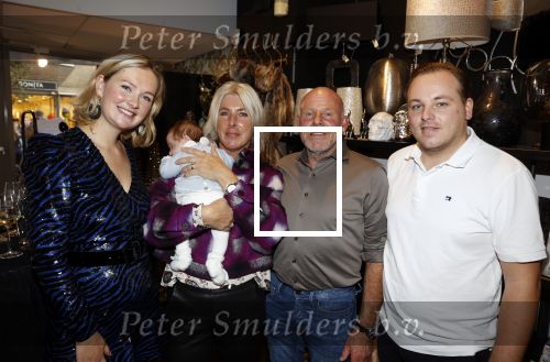 Noordwijk 28 oktober 2021
Boekrpresentatie van Erica Meiland in de winkel van Montana. Aanwezig Martien Meiland Maxime Meiland met claire en Vive. Ook Montana en haar vriend Dirk Hoogstraten zijn er natuurlijk. Erica geeft het boek dat geschreven is door Jan Dijkgraaf aan haar 92 jarige moeder. Maxime met haar schoonouders