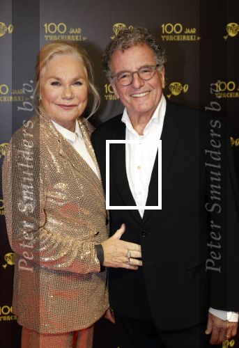 Amsterdam 28 oktober 2021
Feest ivm 100 jarig bestaan van Tuschinski.
Monique v d Ven kwam met haar man Edwin de Vries