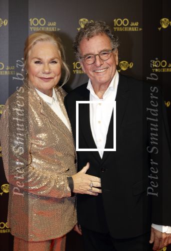 Amsterdam 28 oktober 2021
Feest ivm 100 jarig bestaan van Tuschinski.
Monique v d Ven kwam met haar man Edwin de Vries