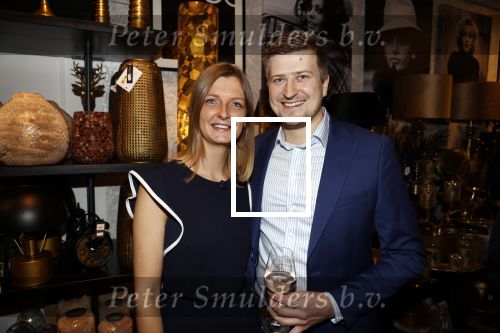 Noordwijk 28 oktober 2021
Boekrpresentatie van Erica Meiland in de winkel van Montana. Aanwezig Martien Meiland Maxime Meiland met claire en Vive. Ook Montana en haar vriend Dirk Hoogstraten zijn er natuurlijk. Erica geeft het boek dat geschreven is door Jan Dijkgraaf aan haar 92 jarige moeder. Montana en Dirk