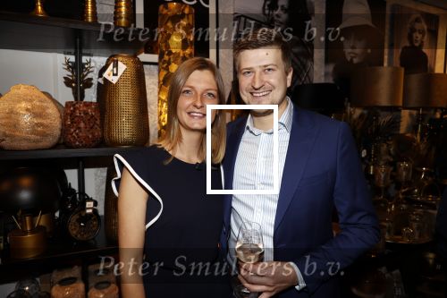 Noordwijk 28 oktober 2021
Boekrpresentatie van Erica Meiland in de winkel van Montana. Aanwezig Martien Meiland Maxime Meiland met claire en Vive. Ook Montana en haar vriend Dirk Hoogstraten zijn er natuurlijk. Erica geeft het boek dat geschreven is door Jan Dijkgraaf aan haar 92 jarige moeder. Montana en Dirk