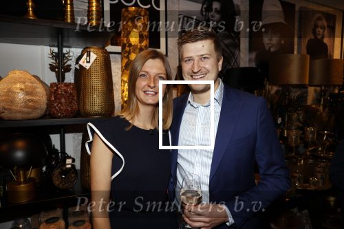 Noordwijk 28 oktober 2021
Boekrpresentatie van Erica Meiland in de winkel van Montana. Aanwezig Martien Meiland Maxime Meiland met claire en Vive. Ook Montana en haar vriend Dirk Hoogstraten zijn er natuurlijk. Erica geeft het boek dat geschreven is door Jan Dijkgraaf aan haar 92 jarige moeder. Montana en Dirk