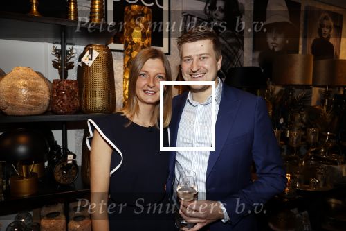 Noordwijk 28 oktober 2021
Boekrpresentatie van Erica Meiland in de winkel van Montana. Aanwezig Martien Meiland Maxime Meiland met claire en Vive. Ook Montana en haar vriend Dirk Hoogstraten zijn er natuurlijk. Erica geeft het boek dat geschreven is door Jan Dijkgraaf aan haar 92 jarige moeder. Montana en Dirk
