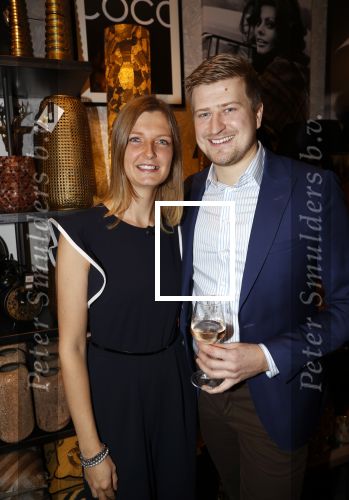 Noordwijk 28 oktober 2021
Boekrpresentatie van Erica Meiland in de winkel van Montana. Aanwezig Martien Meiland Maxime Meiland met claire en Vive. Ook Montana en haar vriend Dirk Hoogstraten zijn er natuurlijk. Erica geeft het boek dat geschreven is door Jan Dijkgraaf aan haar 92 jarige moeder. Montana en Dirk