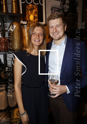 Noordwijk 28 oktober 2021
Boekrpresentatie van Erica Meiland in de winkel van Montana. Aanwezig Martien Meiland Maxime Meiland met claire en Vive. Ook Montana en haar vriend Dirk Hoogstraten zijn er natuurlijk. Erica geeft het boek dat geschreven is door Jan Dijkgraaf aan haar 92 jarige moeder. Montana en Dirk